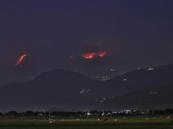 Dahsyatnya Kobaran Api Merbabu Terlihat dari Rawa Pening Malam Ini