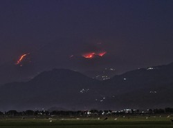 Dahsyatnya Kobaran Api Merbabu Terlihat dari Rawa Pening Malam Ini