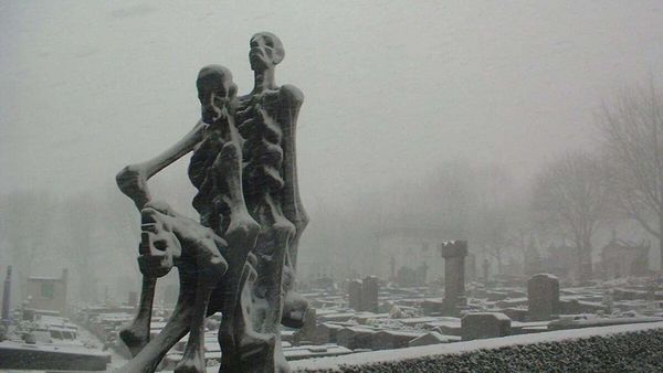 Bukan Hantu, Tapi Tetap Saja Foto Ini Bikin Merinding