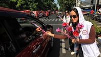 Ganjar Ultah, Relawan Bagi-bagi Bunga Mawar ke Pengendara