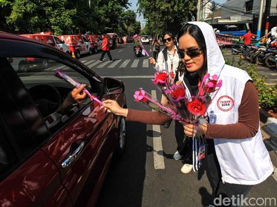Ganjar Ultah, Relawan Bagi-bagi Bunga Mawar ke Pengendara