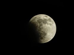 4 Amalan saat Gerhana Bulan Penumbra, Muslim Catat Ya!