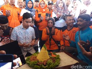 Kunjungi Padepokan Turonggo Seto Boyolali, Gibran Dapat Tumpeng Nasi Kuning Kunjungi Padepokan Turonggo Seto Boyolali, Gibran Dapat Tumpeng Nasi Kuning