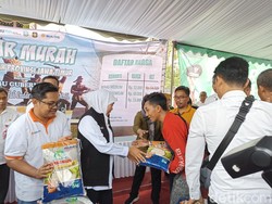 Khofifah Pastikan Stok Beras Aman Saat Gelar Pasar Murah di Kota Blitar