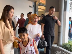 Jempol Iriana Jokowi Usai Nonton Aksi Jan Ethes Main Basket di Solo