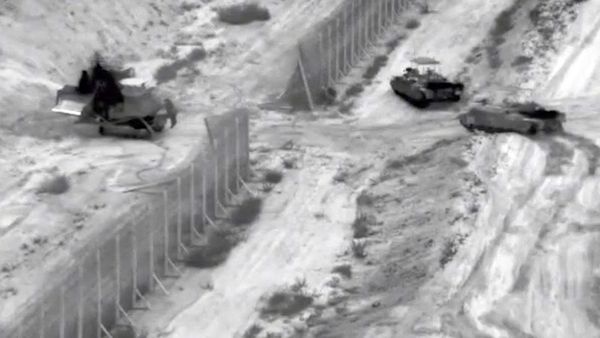 Israel Kerahkan Tank Merkava dan Buldoser Badak untuk Serang Gaza