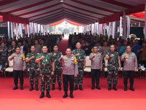 Panglima-Kapolri Serahkan Bantuan Bedah 70 Rumah Warga di Acara Akabri 90