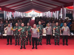 Panglima-Kapolri Serahkan Bantuan Bedah 70 Rumah Warga di Acara Akabri 90