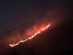 Kebakaran di Lereng Gunung Abang, Pendaki Rekam Titik Api Memanjang