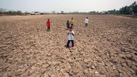 Kekeringan, Sawah di Tangerang Jadi Arena Bermain Anak