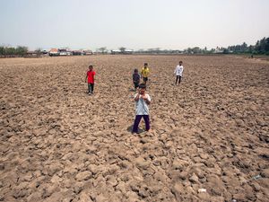 Kekeringan, Sawah di Tangerang Jadi Arena Bermain Anak Kekeringan, Sawah di Tangerang Jadi Arena Bermain Anak