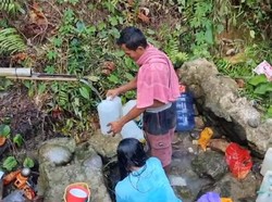 Terdampak Kekeringan, Warga Luwu Utara Jalan Kaki 5 Km demi Air Bersih