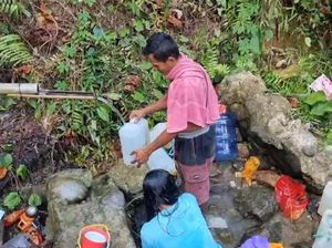 Terdampak Kekeringan, Warga Luwu Utara Jalan Kaki 5 Km demi Air Bersih Terdampak Kekeringan, Warga Luwu Utara Jalan Kaki 5 Km demi Air Bersih