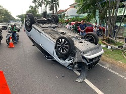 Mengantuk-Tabrak Pohon, Mobil Dikendarai Pelajar Terguling