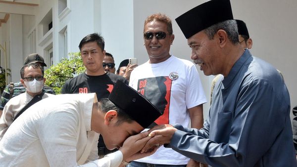 Momen Gibran Sowan ke Gus Ali di Watucongol Gunungpring Muntilan