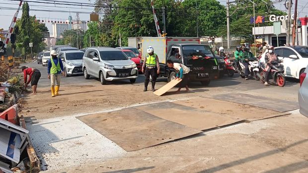 Penutupan bekas galian di dekat Stasiun Grogol dengan pelat besi, 28 Oktober 2023. Dok TMC Polda Metro Jaya)