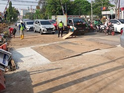 Pelat Besi Dipasang di Galian Dekat Stasiun Grogol yang Bikin Macet
