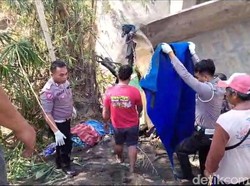 Truk Oleng Tabrak Pembatas Jembatan di Bojonegoro Tewaskan Sopir