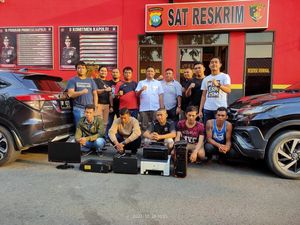 Sindikat Calo-Pemalsu KTP, SIM dan Ijazah di Batam Ditangkap Polisi Sindikat Calo-Pemalsu KTP, SIM dan Ijazah di Batam Ditangkap Polisi