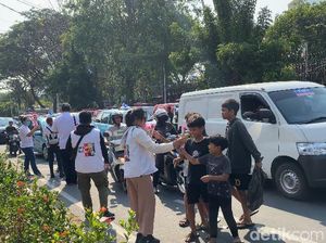 Rayakan Ultah Ganjar, Relawan Bagikan 1.000 Bunga Mawar dan 65 Ambulans