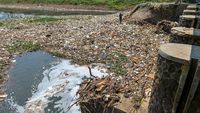 Sampah Menumpuk di Sungai Citarik Bandung