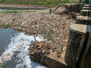 Sampah Menumpuk di Sungai Citarik Bandung