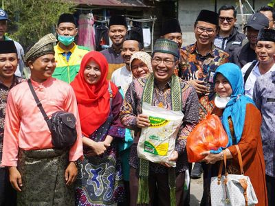 Penyerahan Bantuan di Kampung Zakat Desa Sulung