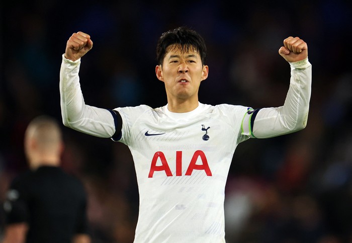 Soccer Football - Premier League - Crystal Palace v Tottenham Hotspur - Selhurst Park, London, Britain - October 27, 2023 Tottenham Hotspurs Son Heung-min celebrates after the match REUTERS/Toby Melville NO USE WITH UNAUTHORIZED AUDIO, VIDEO, DATA, FIXTURE LISTS, CLUB/LEAGUE LOGOS OR LIVE SERVICES. ONLINE IN-MATCH USE LIMITED TO 45 IMAGES, NO VIDEO EMULATION. NO USE IN BETTING, GAMES OR SINGLE CLUB/LEAGUE/PLAYER PUBLICATIONS.