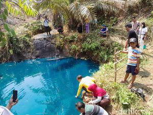 Mata Guru Buta Dikatapel Ortu Murid hingga Heboh Telaga Berwarna Biru Mata Guru Buta Dikatapel Ortu Murid hingga Heboh Telaga Berwarna Biru