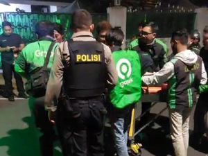 Petugas PPSU Tertabrak Motor, Tim Patroli Polres Jaksel Bantu Evakuasi Petugas PPSU Tertabrak Motor, Tim Patroli Polres Jaksel Bantu Evakuasi