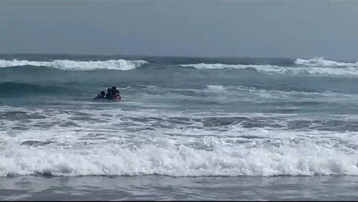 Tim SAR di saat melaksanakan evakuasi kepada 9 pelajar yang terseret arus di Pantai Parangtritis, Bantul, Sabtu (28/10/2023). Tim SAR di saat melaksanakan evakuasi kepada 9 pelajar yang terseret arus di Pantai Parangtritis, Bantul, Sabtu (28/10/2023).