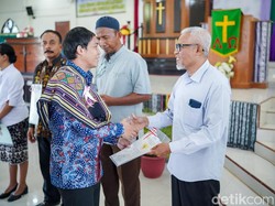 Wamen ATR/BPN Serahkan 112 Sertifikat PTSL dan Gereja di Kupang NTT