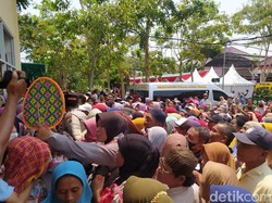 Momen Puluhan Warga Bangkalan Antusias Antre Paket Sembako