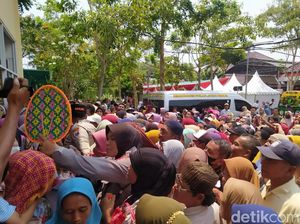 Momen Puluhan Warga Bangkalan Antusias Antre Paket Sembako Momen Puluhan Warga Bangkalan Antusias Antre Paket Sembako