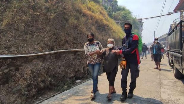 Warga terdampak asap kebakaran Gunung Merbabu di Getasan, Semarang, dievakuasi, Sabtu (28/10/2023).