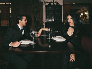 Gaya Anya Geraldine Cosplay Halloween Bareng Pacar, Seksi Jadi Addams Family Gaya Anya Geraldine Cosplay Halloween Bareng Pacar, Seksi Jadi Addams Family