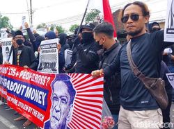 Aksi Jalan Kaki Ambon Fanda Penuhi Nazar Usai Bebas dari Bui