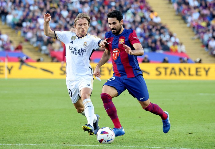 Soccer Football - LaLiga - FC Barcelona v Real Madrid - Estadi Olimpic Lluis Companys, Barcelona, Spain - October 28, 2023 Real Madrid's Luka Modric in action with FC Barcelona's Ilkay Gundogan REUTERS/Nacho Doce