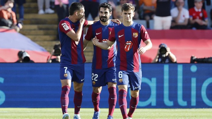 Barcelonas Ilkay Gundogan, centre, celebrates with Barcelonas Ferran Torres, left, and Barcelonas Gavi after scoring his sides opening goal during the La Liga soccer match between Barcelona and Real Madrid at the Olympic Stadium in Barcelona, Spain, Saturday, Oct. 28, 2023. (AP Photo/Joan Monfort)