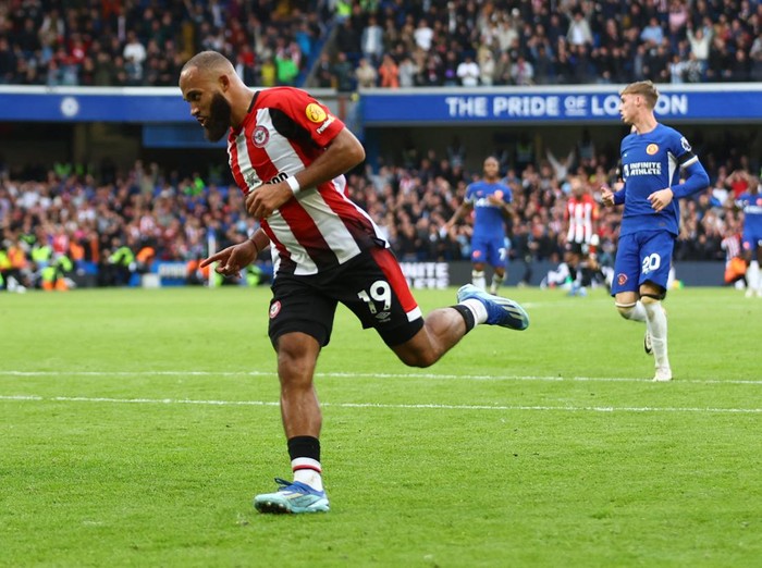 Soccer Football - Premier League - Chelsea v Brentford - Stamford Bridge, London, Britain - October 28, 2023 Brentfords Bryan Mbeumo celebrates scoring their second goal Action Images via Reuters/Matthew Childs NO USE WITH UNAUTHORIZED AUDIO, VIDEO, DATA, FIXTURE LISTS, CLUB/LEAGUE LOGOS OR LIVE SERVICES. ONLINE IN-MATCH USE LIMITED TO 45 IMAGES, NO VIDEO EMULATION. NO USE IN BETTING, GAMES OR SINGLE CLUB/LEAGUE/PLAYER PUBLICATIONS.