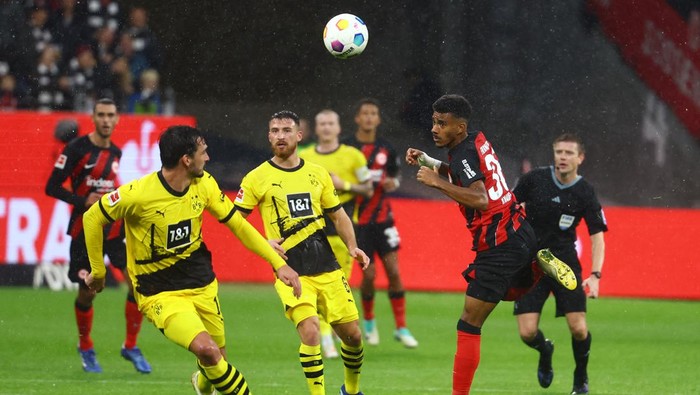 Soccer Football - Bundesliga - Eintracht Frankfurt v Borussia Dortmund - Deutsche Bank Park, Frankfurt, Germany - October 29, 2023  Eintracht Frankfurts Ansgar Knauff in action REUTERS/Kai Pfaffenbach DFL REGULATIONS PROHIBIT ANY USE OF PHOTOGRAPHS AS IMAGE SEQUENCES AND/OR QUASI-VIDEO.