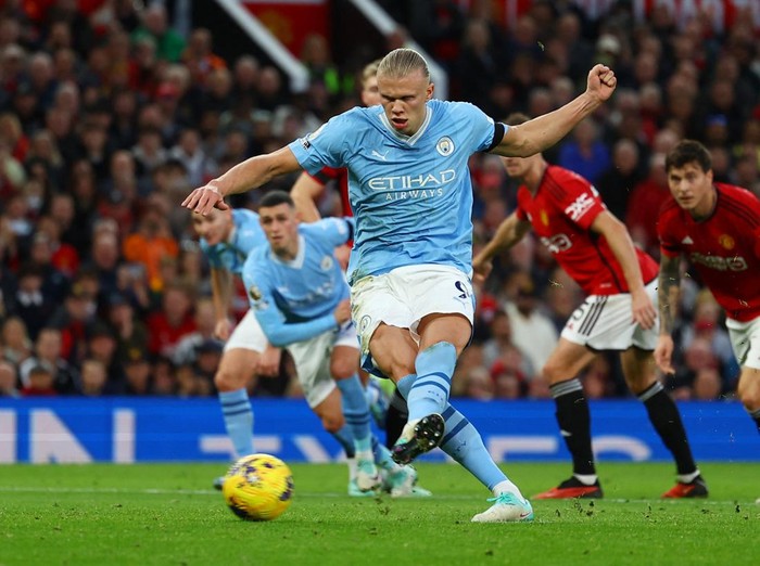 Soccer Football - Premier League - Manchester United v Manchester City - Old Trafford, Manchester, Britain - October 29, 2023  Manchester City's Erling Braut Haaland scores their first goal from the penalty spot REUTERS/Molly Darlington NO USE WITH UNAUTHORIZED AUDIO, VIDEO, DATA, FIXTURE LISTS, CLUB/LEAGUE LOGOS OR 'LIVE' SERVICES. ONLINE IN-MATCH USE LIMITED TO 45 IMAGES, NO VIDEO EMULATION. NO USE IN BETTING, GAMES OR SINGLE CLUB/LEAGUE/PLAYER PUBLICATIONS.