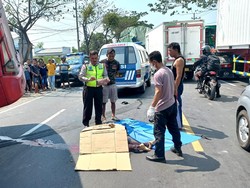 Hendak Menyeberang, Ibu di Tuban Tewas Tertabrak Bus