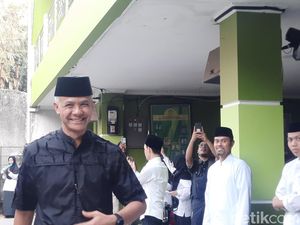 Ganjar Dipanggil Gus Im Saat Sowan ke Ponpes Miftahul Ulum Ganjar Dipanggil Gus Im Saat Sowan ke Ponpes Miftahul Ulum