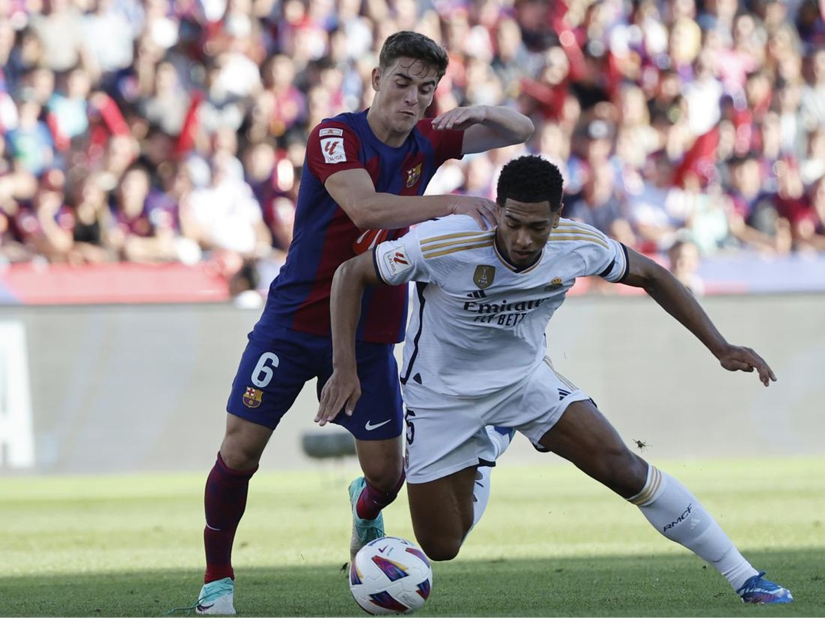 Duel Gavi vs Jude Bellingham di El Clasico Barcelona vs Real Madrid. (Foto: Joan Monfort/AP)