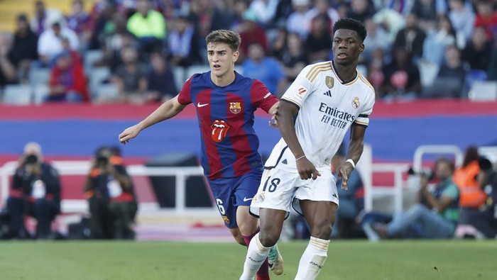 Barcelonas Gavi, left, and Real Madrids Aurelien Tchouameni in action during the La Liga soccer match between Barcelona and Real Madrid at the Olympic Stadium in Barcelona, Spain, Saturday, Oct. 28, 2023. (AP Photo/Joan Monfort)