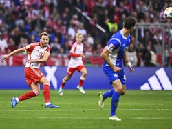 Wow! Gol Spektakuler Kane dari Tengah Lapangan