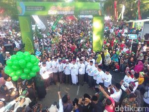 Ribuan Warga Kota Kediri Jalan Sehat Sarungan Peringati Hari Santri Ribuan Warga Kota Kediri Jalan Sehat Sarungan Peringati Hari Santri