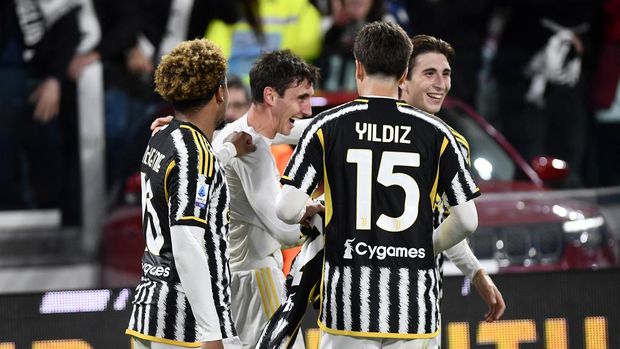 Soccer Football - Serie A - Juventus v Hellas Verona - Allianz Stadium, Turin, Italy - October 28, 2023 Juventus' Andrea Cambiaso celebrates scoring their first goal with teammates REUTERS/Massimo Pinca