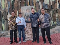 Kala Hendropriyono Ajak CT Menengok Replika Air Terjun Madakaripura